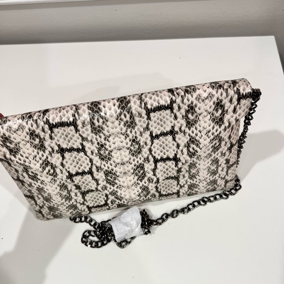 Crossbody bag with animal skin comes with chain strap - Picture 2 of 5